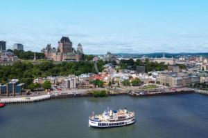 a cruise ship in a river in a city at Manoir Chris in Saint-Augustin-de-Desmaures
