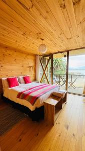a bedroom with a large bed with a wooden ceiling at La Ritoqueña Hotel de Playa in Concón