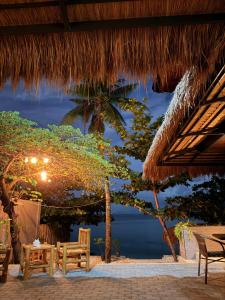 ein Resort mit Blick auf das Meer bei Nacht in der Unterkunft Seajour Beach Resort in Ginatilan