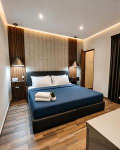 a bedroom with a blue bed with towels on it at Divine Comfort in Villahermosa