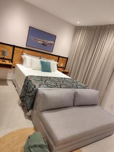 ein Schlafzimmer mit einem großen Bett und einer Couch in der Unterkunft Pousada Aero Sofiste in Divino de São Lourenço + 54 Fotos