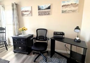 a desk and a chair in a room at Pahrump Vacation House #1, DeathValley-Las Vegas, Readaways-Healthy Mind in Pahrump