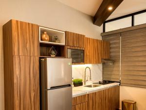 a kitchen with a refrigerator and a sink at Divine Comfort in Villahermosa