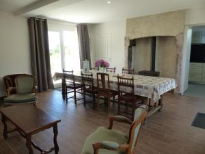 a dining room with a table and chairs at Gîte de charme à la campagne - 6 pers. - FR-1-489-17 in Bagneux