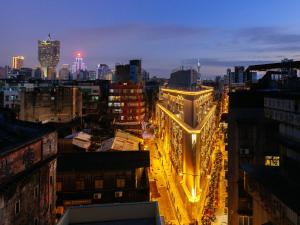 Blick auf eine Stadt in der Nacht mit Gebäuden in der Unterkunft Caravel Hotel in Macau