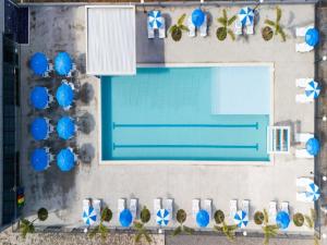 Draufsicht auf einen Swimmingpool in einem Ferienresort in der Unterkunft Pousada Aero Sofiste in Divino de São Lourenço