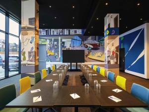 a conference room with a long table and chairs at ibis Styles Liege Guillemins in Liège