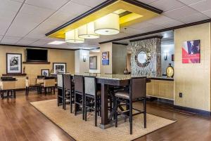 a bar in a restaurant with chairs and tables at Wingate by Wyndham Conway AR in Conway