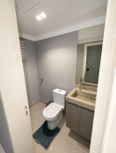 a bathroom with a toilet and a sink at apartamento Seminate 2 in Franca +5 photos