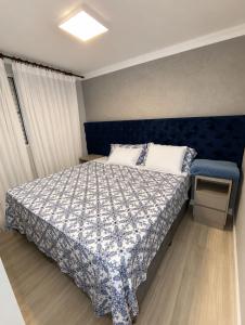 a bedroom with a bed with a blue headboard at apartamento Seminate 2 in Franca