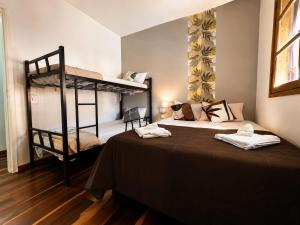 a bedroom with two bunk beds in a room at Pousada Mojomar Buzios in Búzios