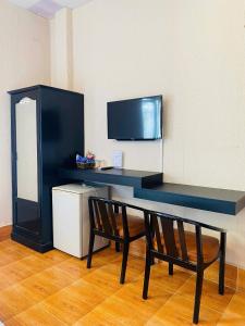 a room with a desk with a chair and a table at NAM ĐÔ HOTEL Chợ Cổ Bến Ninh Kiều in Can Tho