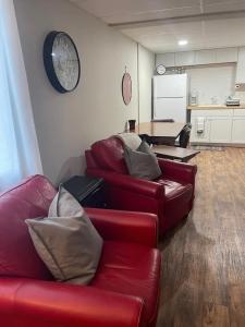 a living room with two red leather couches and a kitchen at Lakeview 12B: Casa Uno Condo in Basye