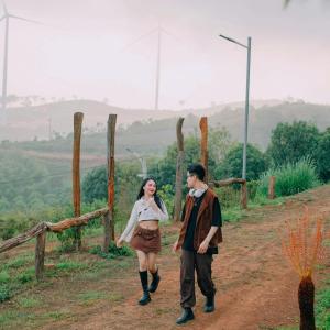 a man and a woman walking down a dirt road at Trạm Mây Glamping in Da Lat +68 photos