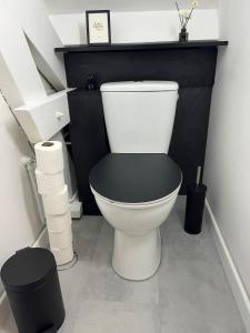a bathroom with a white toilet in a room at Cocon 2 pièces - Design premium in Alfortville