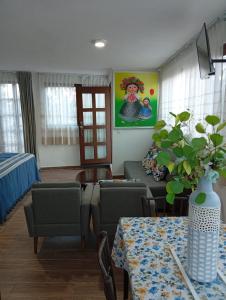 a living room with a couch and a table at Cómodo departamento en Xochimilco in Mexico City