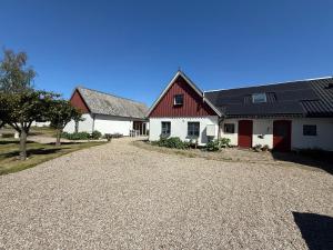 eine Gruppe von Gebäuden mit Solarmodulen darauf in der Unterkunft Peppinge Bed & Breakfast in Löderup
