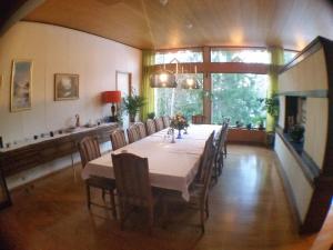 een grote eetkamer met een lange tafel en stoelen bij B&B Neulomotie in Orimattila