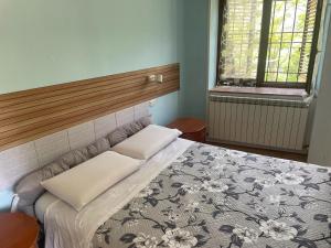 a bedroom with a bed with a flower patterned blanket at La Tavernetta in Ponte della Venturina