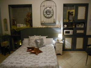 Un pat sau paturi într-o cameră la Chambre d'hôtes Au Nid du Thil