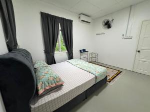 a bedroom with a bed and a window at DNH Nilam Puri Homestay Unit B in Kota Bharu