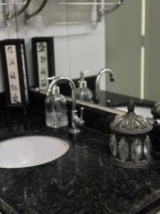 a bathroom counter with a sink and a mirror at Rondon Sunset Belas Artes - 3Q - 3 salas - Sacada in Uberlândia +58 photos