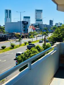 a view of a city street from a balcony at Rondon Sunset Belas Artes - 3Q - 3 salas - Sacada in Uberlândia