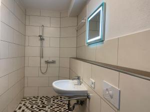 a bathroom with a sink and a shower at Schöne Ferienwohnung bei Lennestadt in Kirchhundem