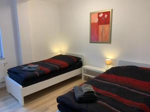 a bedroom with two beds and a painting on the wall at Schöne Ferienwohnung bei Lennestadt in Kirchhundem