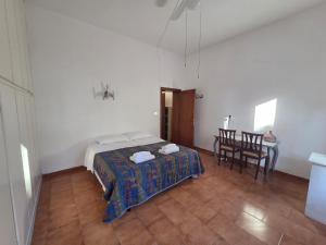 ein Schlafzimmer mit einem Bett und ein Esszimmer mit einem Tisch in der Unterkunft Beachside Villa in Quercianella