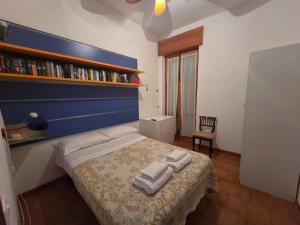 ein Schlafzimmer mit einem Bett, auf dem zwei Handtücher liegen in der Unterkunft Beachside Villa in Quercianella