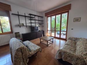 ein Wohnzimmer mit zwei Sofas und einem Tisch in der Unterkunft Beachside Villa in Quercianella