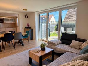a living room with a couch and a table at Ferienwohnung zum Buchfeld in Windesheim