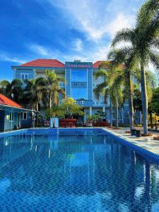 a large swimming pool in front of a building at Sông Kinh Hotel - Hồ Tràm in Xóm Trương Quít