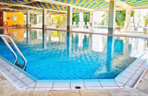 a large swimming pool with blue water at Allgäuauszeit mit Bergblick - Sauna - Balkon in Scheidegg