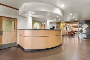 a lobby with a bar in the middle of a building at Comfort Suites El Paso West in Montoya +41 photos