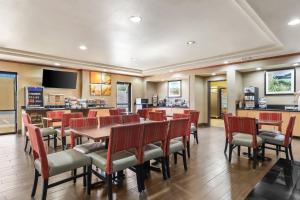 a restaurant with tables and chairs and a bar at Comfort Suites El Paso West in Montoya