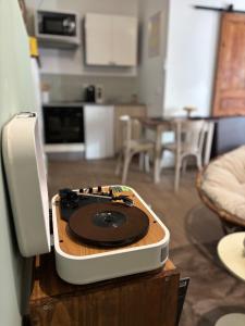 a record player sitting on a table in a living room at Vénusté, Suite romantique in Périgueux