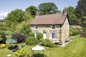 an aerial view of a house with a garden at Virginia Cottage in York