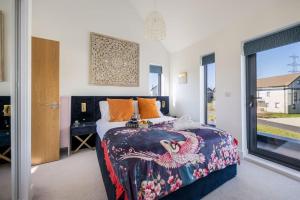 a bedroom with a bed with a bird on it at Cosy Cottage in Dorchester