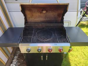 a grill sitting on top of a table at Wohnwagen mit feststehendem Vorzelt in Fehmarn