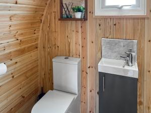 a bathroom with a toilet and a sink at Oak - Uk51863 in Reighton +4 photos