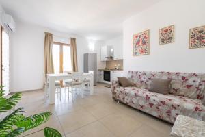 a living room with a couch and a table at Sa concia in Teulada