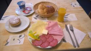 Penzion Poodří tesisinde konuklar için mevcut kahvaltı seçenekleri