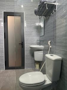 a bathroom with a toilet and a sink at Khách sạn Hotel 6 in Ấp Tân Thành