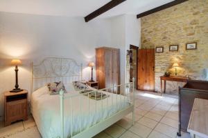 a bedroom with a bed and a desk in a room at Gite Le Mas in Corgnac-sur-lʼIsle +31 photos