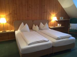 Postel nebo postele na pokoji v ubytování Landhotel Forsthof
