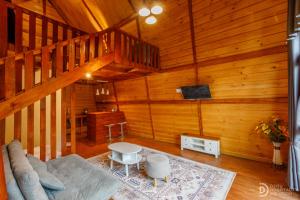 a living room with a couch and a tv at Villa Ira Dieng in Diyeng