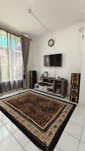 a living room with a rug on the floor at Villa Dalia Puncak N5-10 in Cikundul