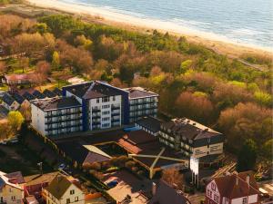 an aerial view of a hotel and the beach at Hotel Lidia Spa & Wellness in Darlowko